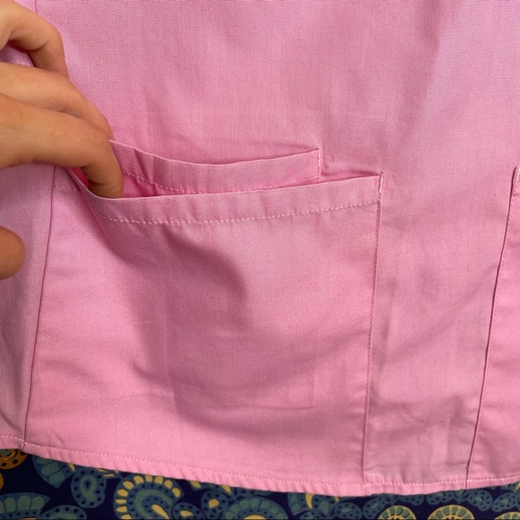 🦋5/20$🦋 bubble gum pink scrubs t-shirt - Picture 6 of 7